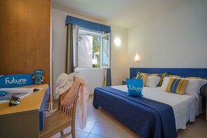 Zimmersafe, Schreibtisch, Bettwäsche