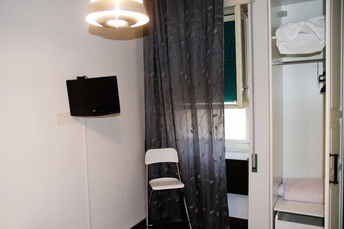 Down duvets, desk, free WiFi