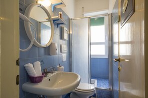 Shower, free toiletries, bathrobes, towels
