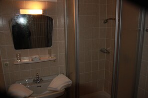 Basic Triple Room | Bathroom | Shower, free toiletries, towels - Misselhorner Hof (Südheide)