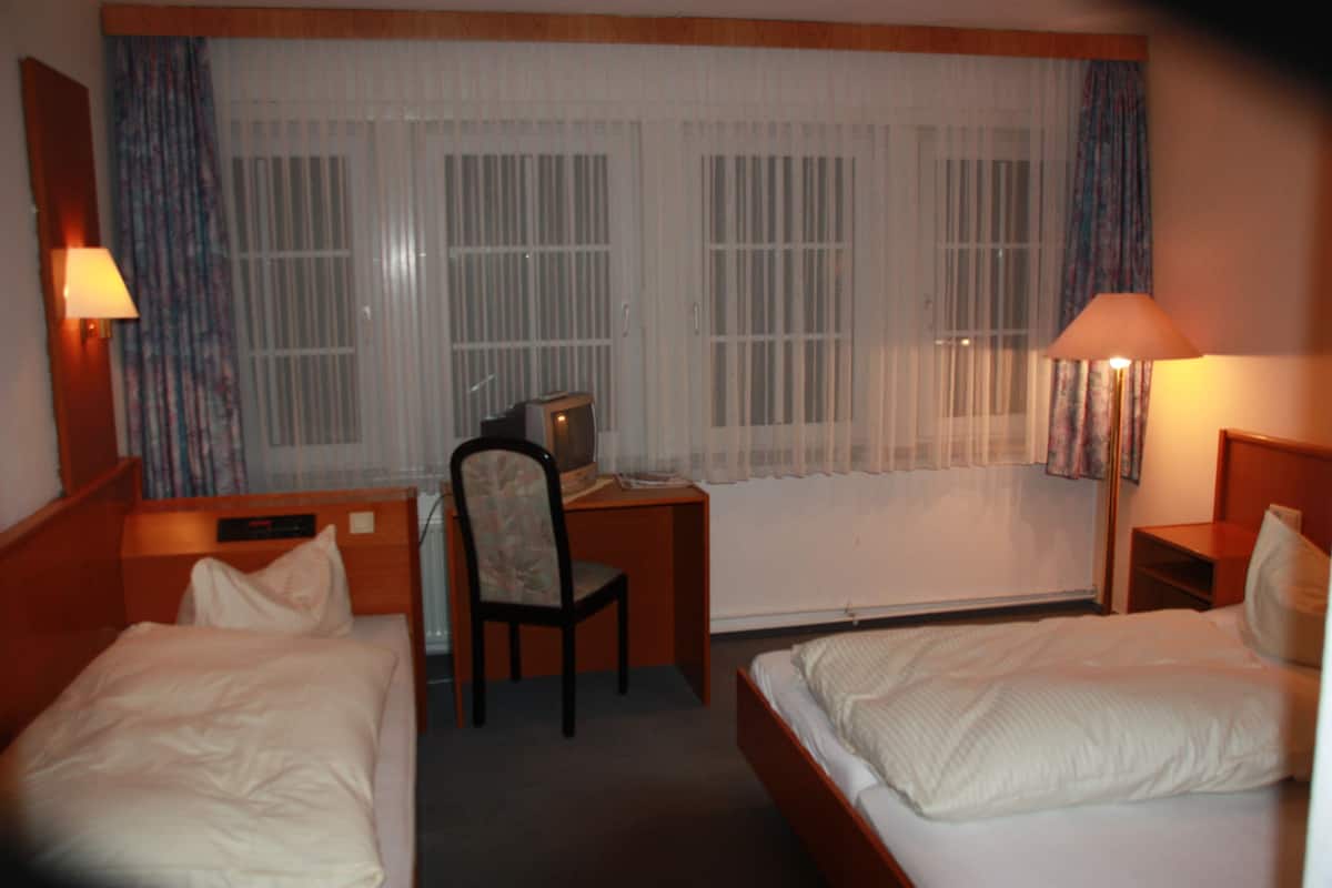 Basic Triple Room | Desk, free WiFi