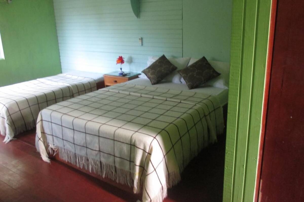 Habitación triple estándar, 1 habitación, en la zona del jardín | Minibar, caja fuerte, wifi gratis y ropa de cama
