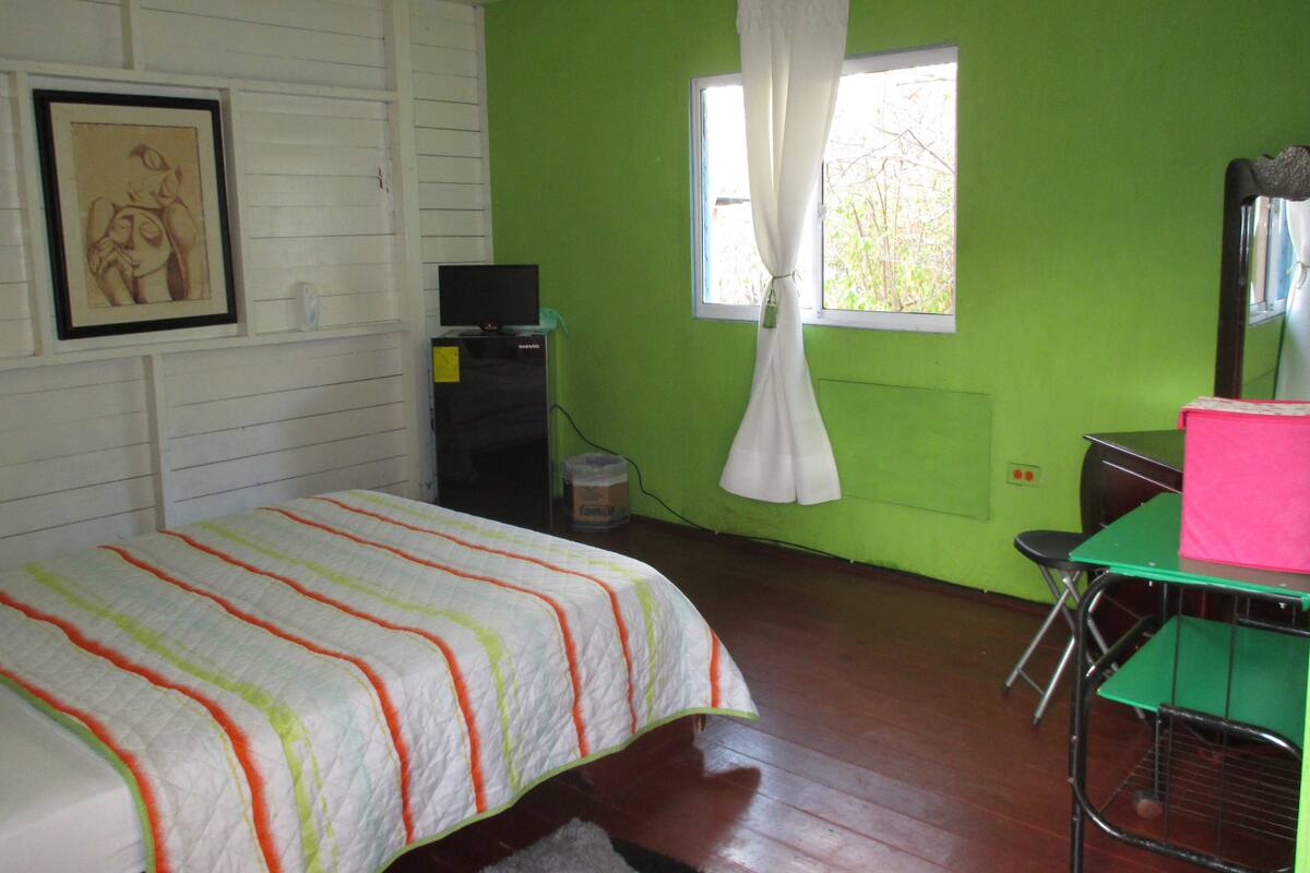 Minibar, caja fuerte, wifi gratis y ropa de cama