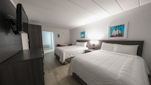 Habitación doble, microondas, en el área del patio | Cortinas blackout, wifi gratis y ropa de cama