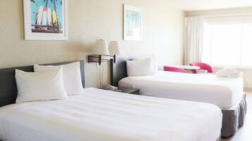 Dobbeltrom, 2 queensize-senger, adgang til basseng, strandutsikt | Blendingsgardiner, strykejern/-brett, wi-fi (inkludert) og sengetøy