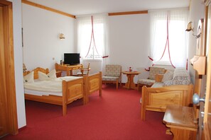 Desk, free WiFi, bed sheets - Hotel Schloßblick Trebsen (Trebsen/Mulde)