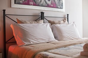 Comfort tweepersoonskamer | Lakens van Egyptisch katoen, luxe beddengoed, een bureau