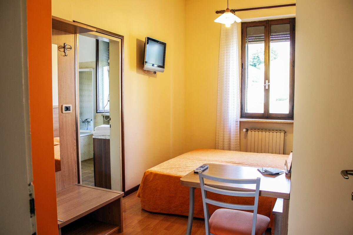 Double Room | In-room safe, desk, WiFi (free)