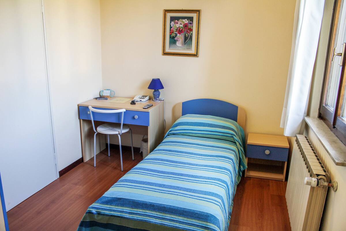 Single Room | In-room safe, desk, WiFi (free)
