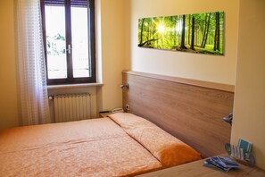 Habitación doble | Caja de seguridad en la habitación, escritorio y wifi gratis 
