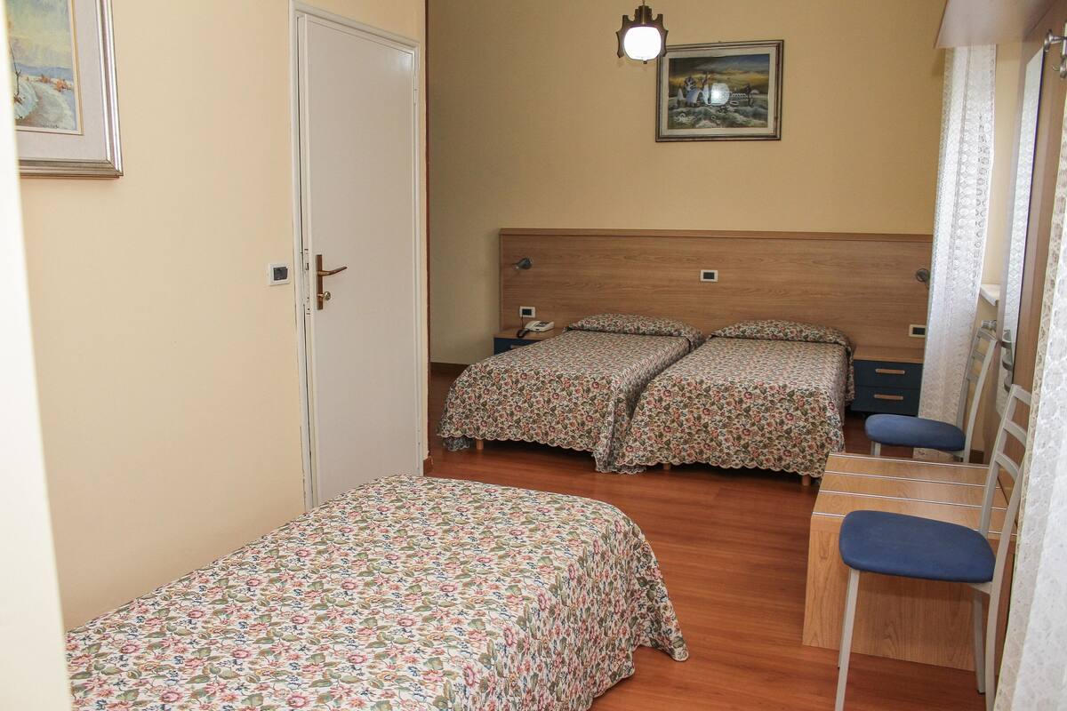 Triple Room | In-room safe, desk, WiFi (free)