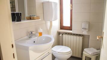 Camera doppia | Bagno | Doccia, set di cortesia gratuito, asciugacapelli, bidet