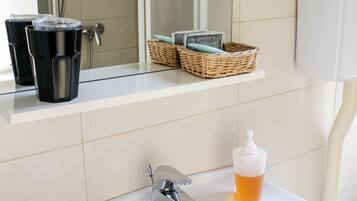 Phòng 3 | Phòng tắm | Buồng tắm vòi sen, đồ dùng nhà tắm miễn phí, máy sấy tóc