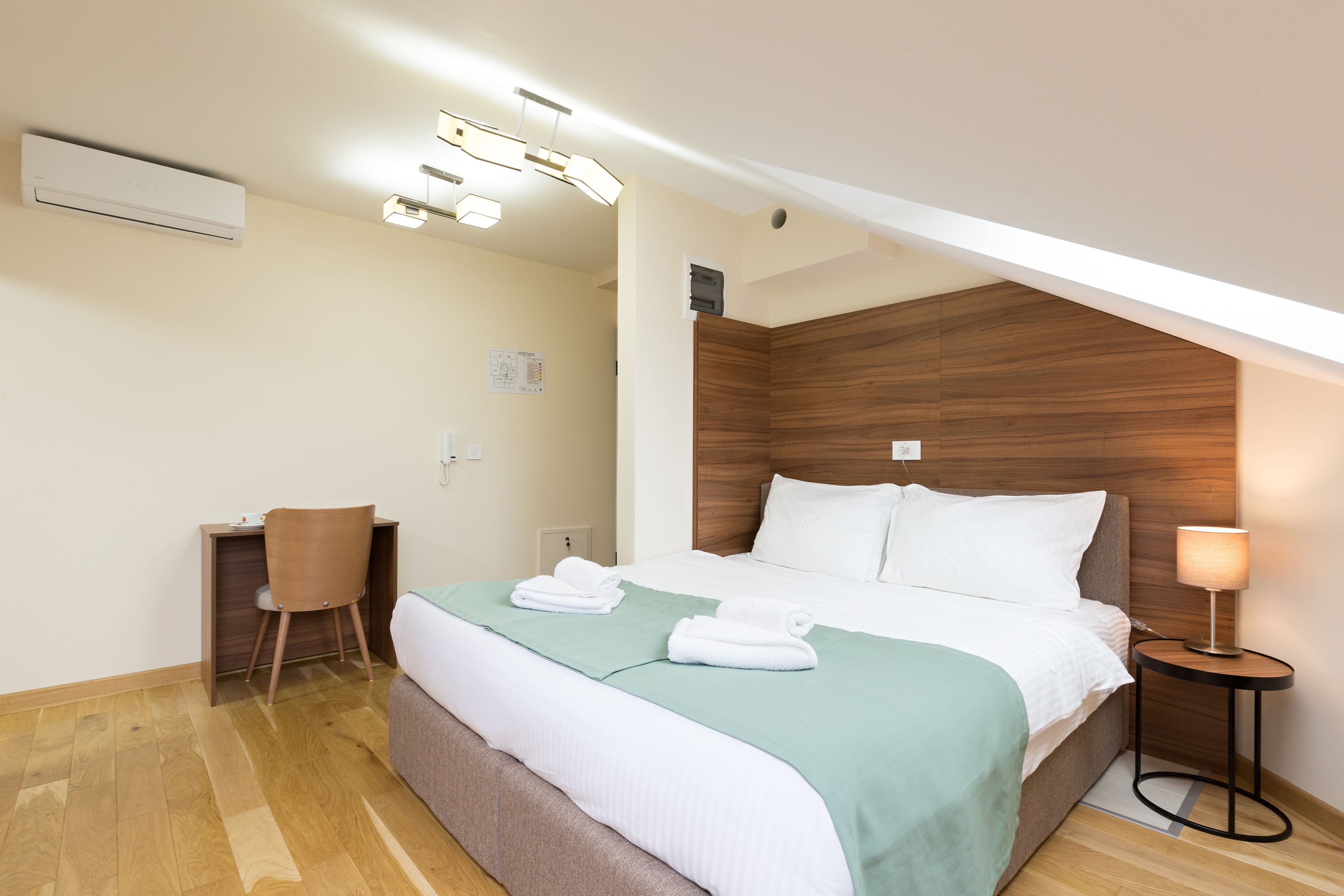 standard double room | 1 bedroom, in-room safe, individually decorated, individually furnished