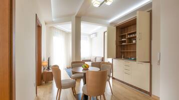 Leilighet, 2 soverom, terrasse | Spiseområde på rommet