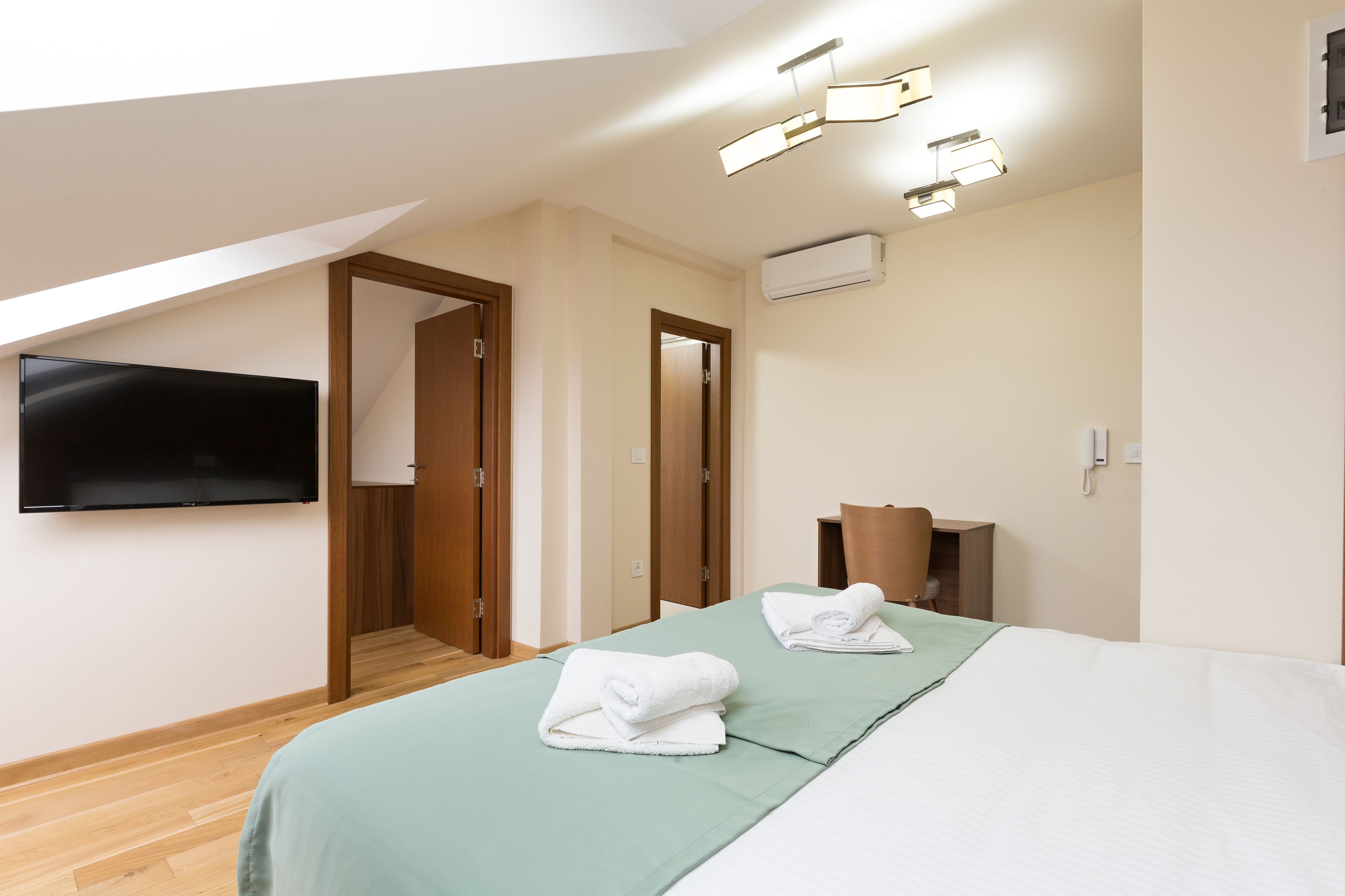 standard double room | 1 bedroom, in-room safe, individually decorated, individually furnished