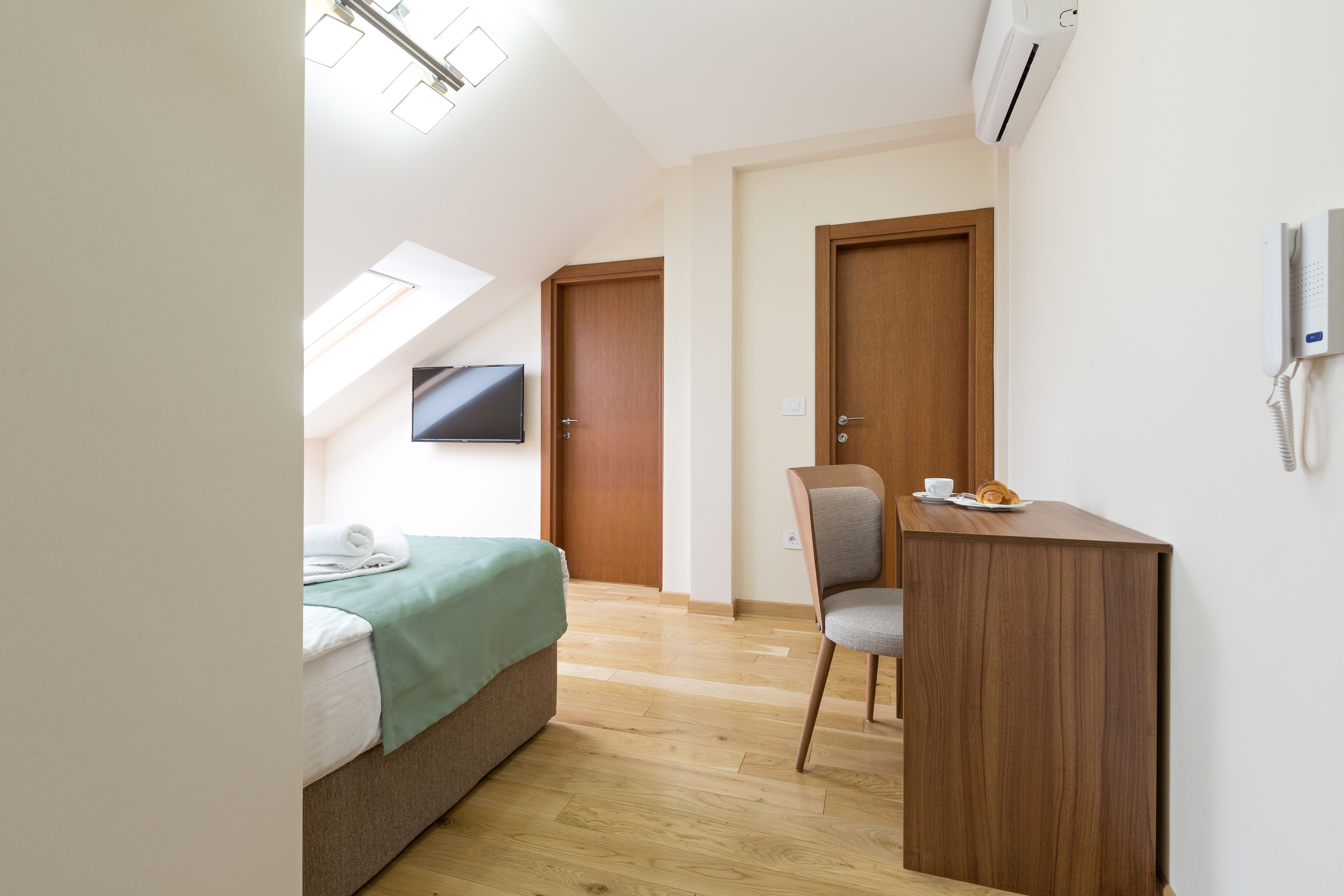 standard double room | 1 bedroom, in-room safe, individually decorated, individually furnished