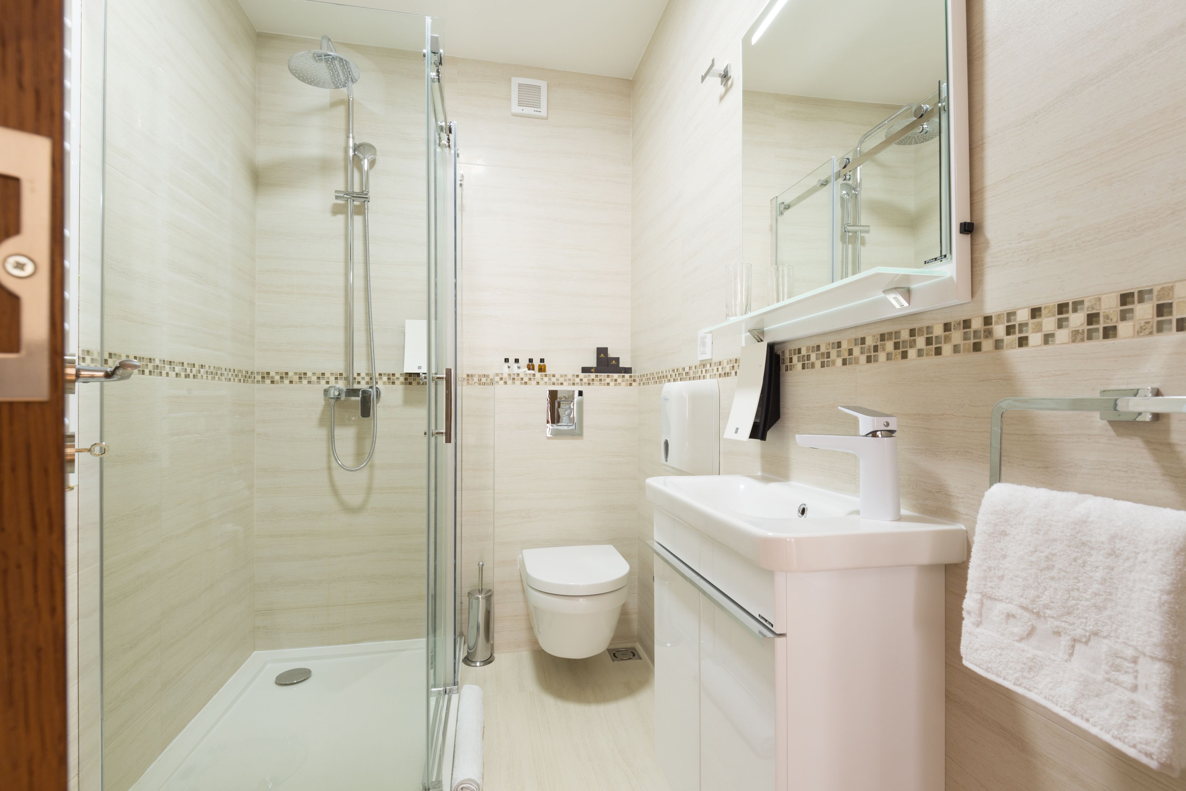 standard double room | bathroom | shower, free toiletries, hair dryer, slippers