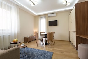 Apartment, 1 Schlafzimmer, Terrasse | Wohnbereich | Flachbildfernseher