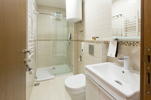 Appartement, 2 slaapkamers, terras | Badkamer | Een douche, gratis toiletartikelen, een haardroger, pantoffels