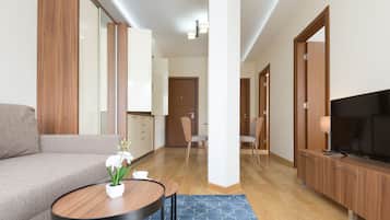 Leilighet, 2 soverom, terrasse | Oppholdsområde | Flatskjerm-TV