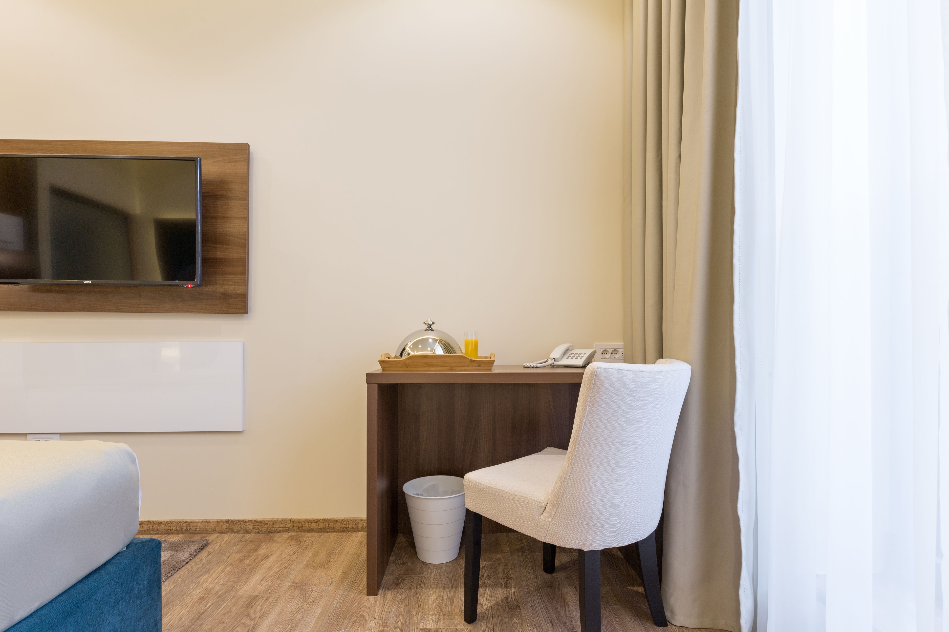 economy double or twin room | premium bedding, minibar, in-room safe, desk