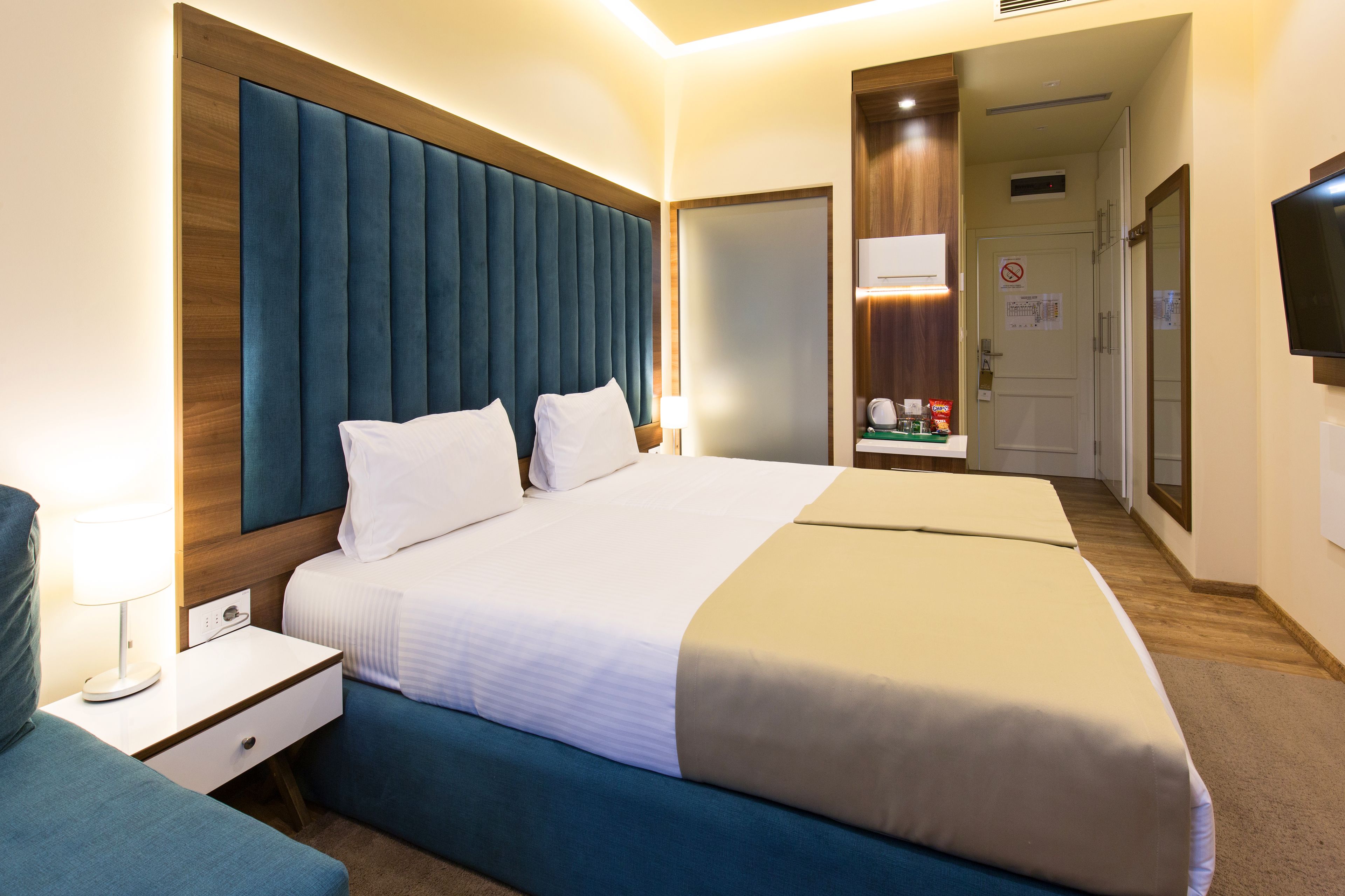 standard double or twin room | premium bedding, minibar, in-room safe, desk