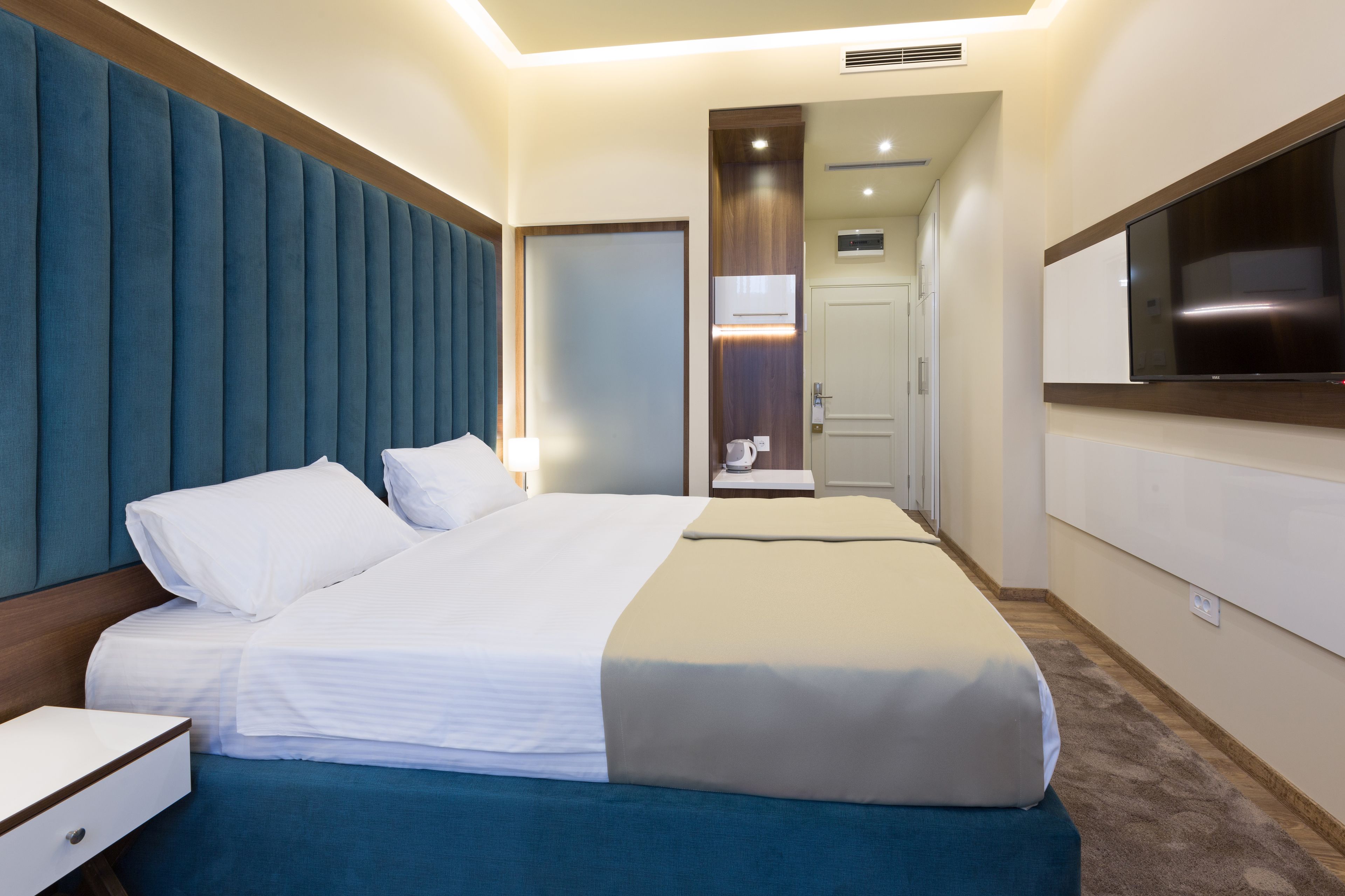 standard double or twin room | premium bedding, minibar, in-room safe, desk
