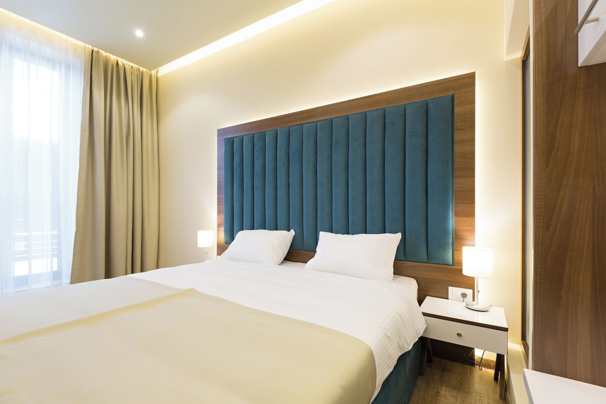 Kaliteli yatak takımı, minibar, odada kasa, masa 