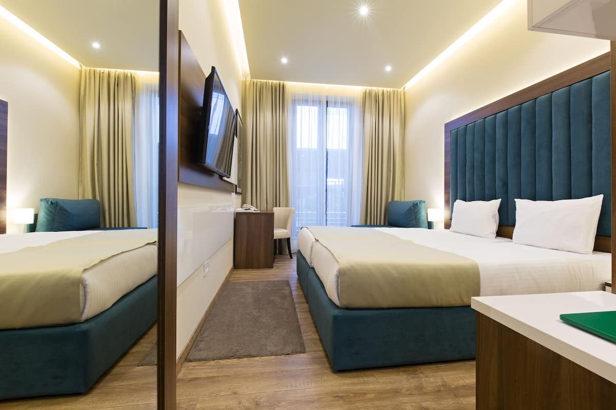Bộ đồ giường cao cấp, minibar, két bảo mật tại phòng, bàn