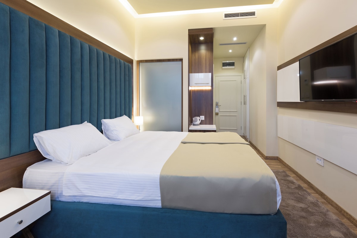 Kaliteli yatak takımı, minibar, odada kasa, masa 