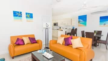 Luxury-Villa, 1 Schlafzimmer, Meerseite | Wohnzimmer | Fernseher, Netflix