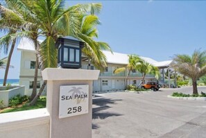 Property grounds - Sea Palms Villas (Bodden Town)