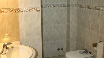 Habitación con 2 camas individuales, vistas al valle | Baño | Artículos de higiene personal gratuitos, secador de pelo, bidé y toallas