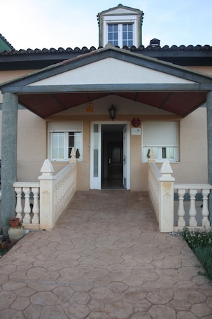 Property entrance. Casa Cabriel