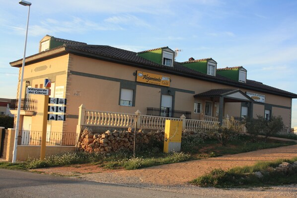 A two-story building with a sign for 'Alojamiento Villargordo del Gabriel'. - Casa Cabriel (Villargordo del Cabriel)