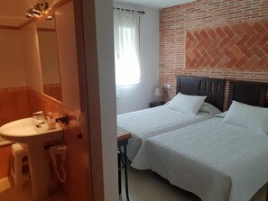 Blackout drapes, iron/ironing board, free WiFi, bed sheets - Casa Cabriel (Villargordo del Cabriel)