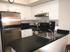 Condo | Private kitchen | Full-sized fridge, microwave, oven, stovetop - Fantastic 2BR Town Home (Toronto)
