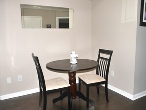 Condo | In-room dining - Fantastic 2BR Town Home (Toronto)