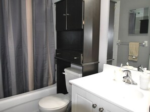 Condo | Bathroom | Combined shower/bathtub, free toiletries, hair dryer, towels - Fantastic 2BR Town Home (Toronto)
