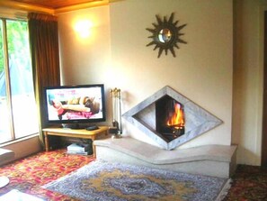 家庭独立别墅, 5 间卧室 (Rosie’s House) | 起居区 | 平板电视