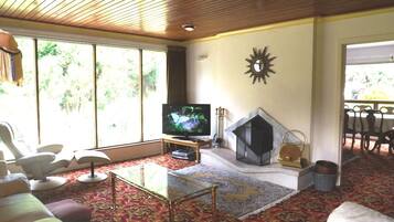 Nhà dành cho gia đình, 5 phòng ngủ (Rosie’s House) | Khu phòng khách | TV màn hình phẳng