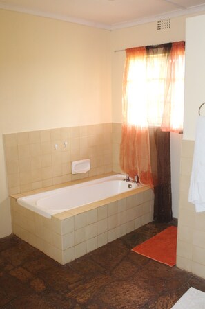 Family House, 4 Bedrooms, 2 Bathrooms | Bathroom | Towels