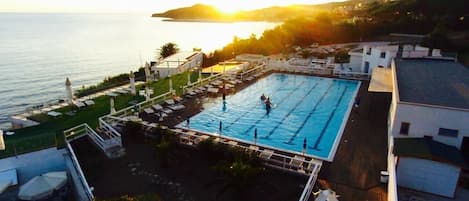 Piscine extérieure (ouverte en saison)