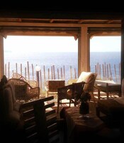 Habitación con muebles de mimbre y vista al océano.