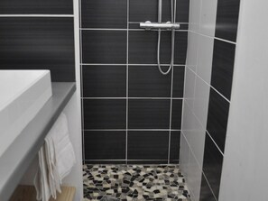 Superior Cottage, Ensuite (Vue sur le Ventoux) | Bathroom | Free toiletries - Le Mas de Plein Pagnier (Mazan)