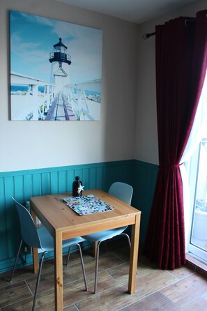Luxury Studio, 1 King Bed, Sea View (Blue) | In-room dining - Seaside holiday Apartments (Rush)