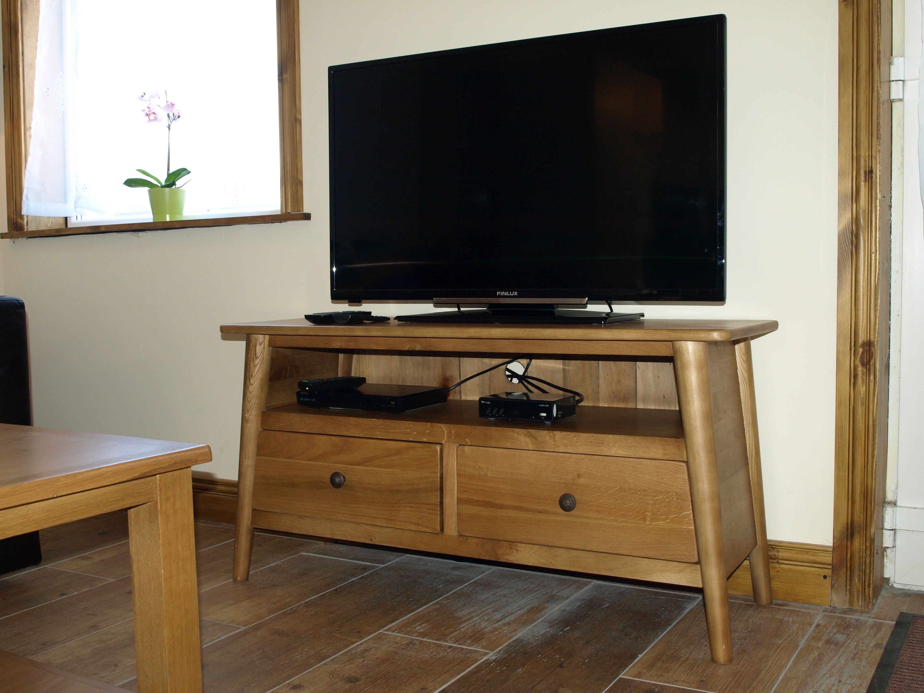 Departamento, 2 habitaciones, vista al jardín (Exquisite Apartment) | Área de sala de estar | Televisión de pantalla plana de 55 pulgadas con canales vía satélite 