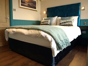 Luxury Studio, 1 King Bed, Sea View (Blue) | Premium bedding, individually decorated, individually furnished - Seaside holiday Apartments (Rush)