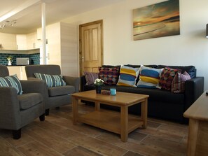 Apartemen, 2 kamar tidur, pemandangan kebun (Exquisite Apartment) | Area keluarga | Televisi layar datar 55-inci dengan saluran TV satelit dan TV